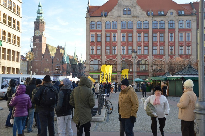 RMF FM rozdaje choinki we Wrocławiu. Na pl. Solnym tłumy