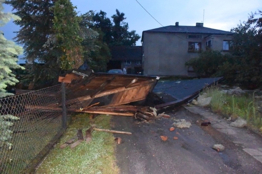 Trąba powietrzna przeszłą przez Gaszowice. W usuwaniu...