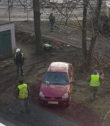 Co za głupota! Robotnicy przestawili samochód koparką. Tak pracuje ekipa przy Niemodlińskiej w Opolu
