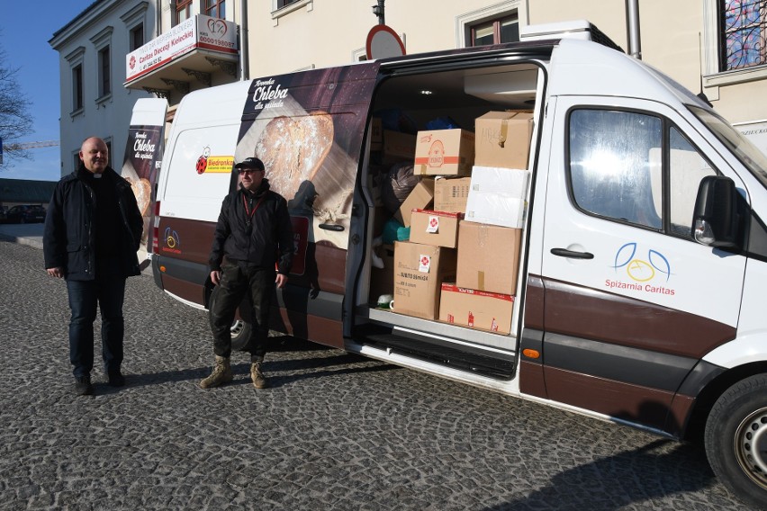 Drugi transport z darami dla Jaworowa wyruszył z Kielc. Są to rzeczy zakupione przez Caritas i od prywatnych darczyńców. Zobacz wideo