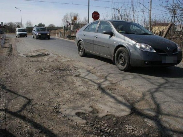 Ogromne wyrwy i dziury na ul. Braci Staniuków w Słupsku