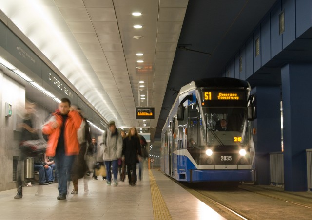 Wagon Bombardiera w tunelu tramwajowym pod Dworcem Głównym w Krakowie. 