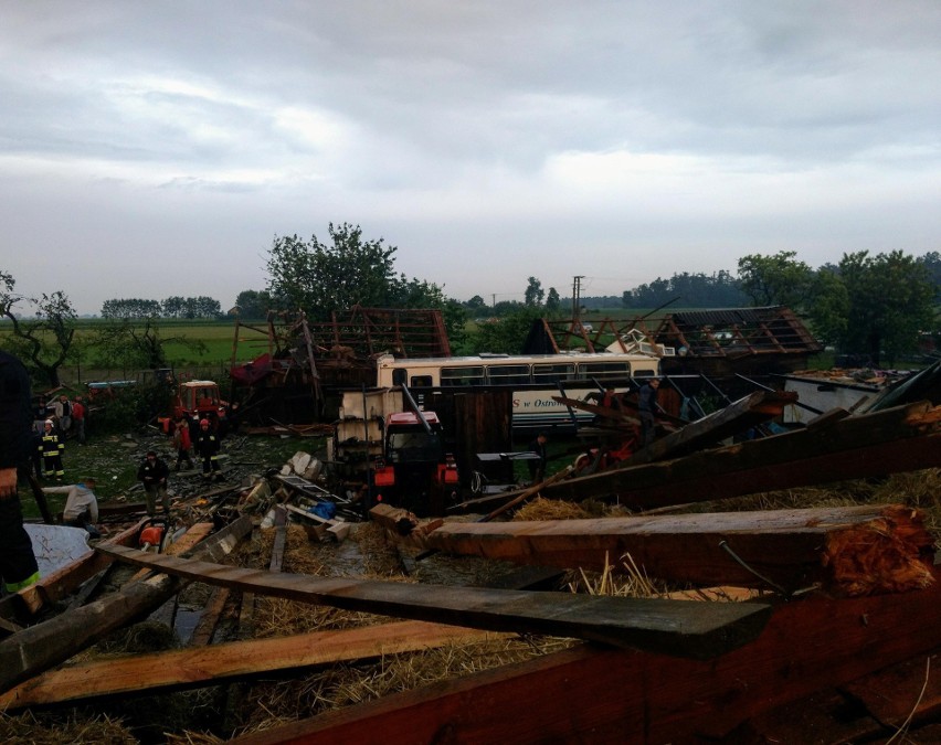 Trąba powietrzna w gminie Rzeczniów zniszczyła trzy gospodarstwa we wsi Kaniosy. Rusza pomoc dla poszkodowanych rodzin. Jak pomóc?