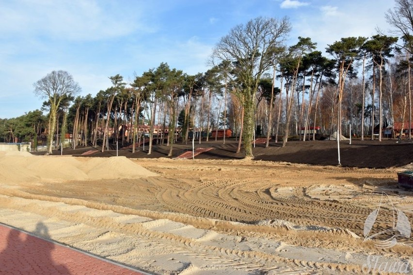 Prace przy budowie nowej plaży nad Jeziorem Sławskim w...