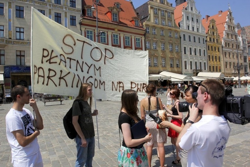 Płatne parkingi koło Politechniki Wrocławskiej: Klapa studenckiego protestu (ZDJĘCIA)