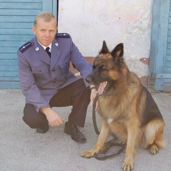 Kolejny raz pies tropiący Tender odnalazł w gęstwinie zaginioną starszą osobę. Na zdjęciu z opiekunem Stanisławem Patrzykątem.