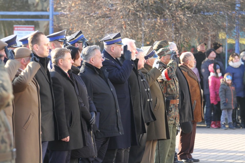 Na Placu Bartosza Głowackiego w Tarnobrzegu  „Terytorialsi” wypowiedzieli rotę przysięgi wojskowej. Było bardzo uroczyście (duzo zdjęć)