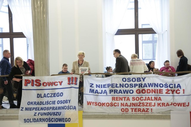 W Sejmie trwa protest opiekunów osób z niepełnosprawnością wraz z ich podopiecznymi.