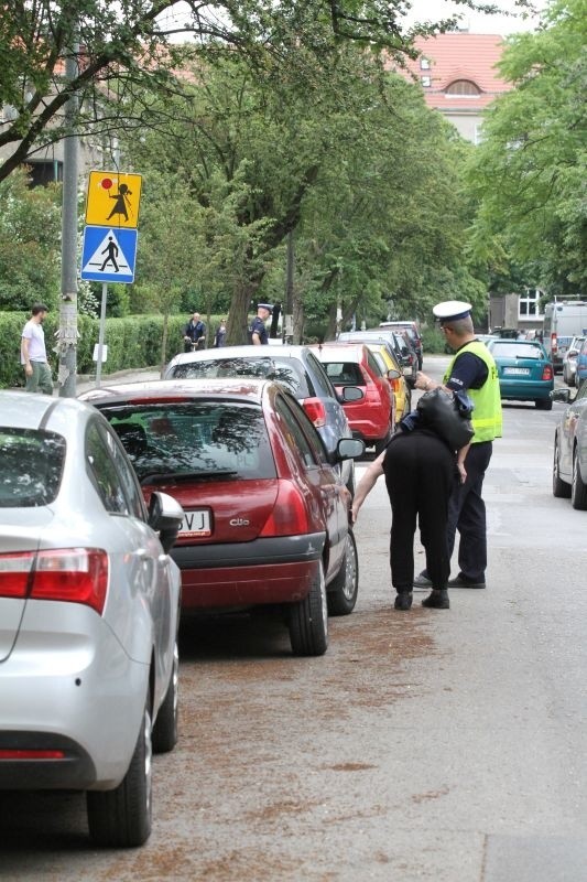 Kobieta w renault wjechała w zaparkowany samochód. Była pijana (ZDJĘCIA)