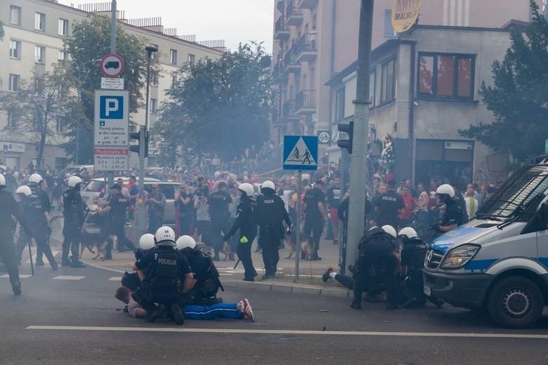 Policjanci z grupy powołanej do identyfikacji osób, ustalają tożsamość osób w związku z zarejestrowanymi przypadkami naruszeń prawa