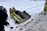 Dachowanie peugeota w Źlinicach w powiecie opolskim. Samochód prowadziła kobieta, która wiozła dziecko