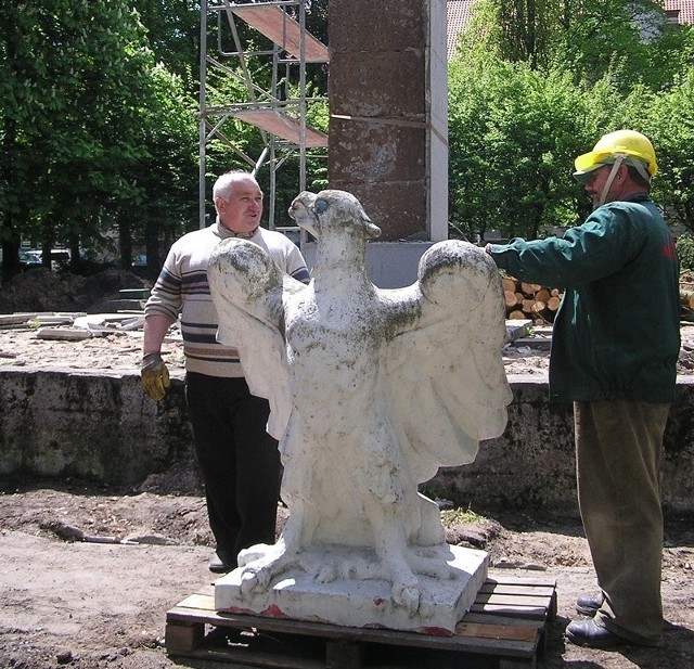 Widocznego na zdjęciu parkowego pomnika już nie ma. Nieco dalej ma stanąć Pomnik Narodu Polskiego. Kiedy? Nie wiadomo.