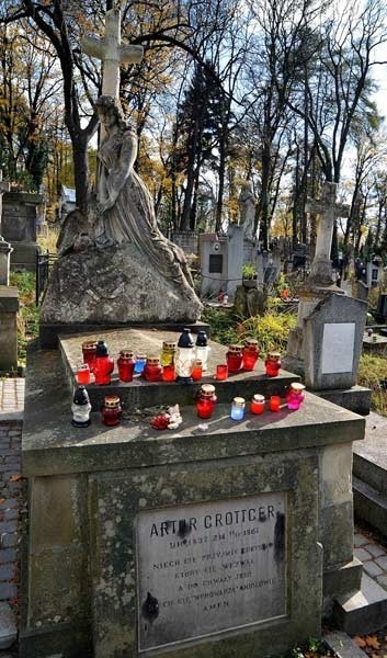 Lyczaków i Orleta w przededniu Wszystkich ŚwietychDziesiątki zniczy zaploną 1 listopada na jednej z najstarszych polskich nekropolii, czyli Cmentarzu Lyczakowskim we Lwowie na Ukrainie i bedącym jego cześcią Cmentarzu Orląt Lwowskich. W czwartek Polacy mieszkający w tym mieście robili ostatnie porządki na obu z nich, a nagrobki Orląt przyozdabiali bialo-czerwonymi wstązkami.
