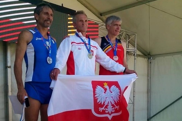 Stanisław Łańcucki (w środku) ze Stalowowolskiego Klubu Biegacza na pierwszym miejscu mistrzostw świata weteranów.