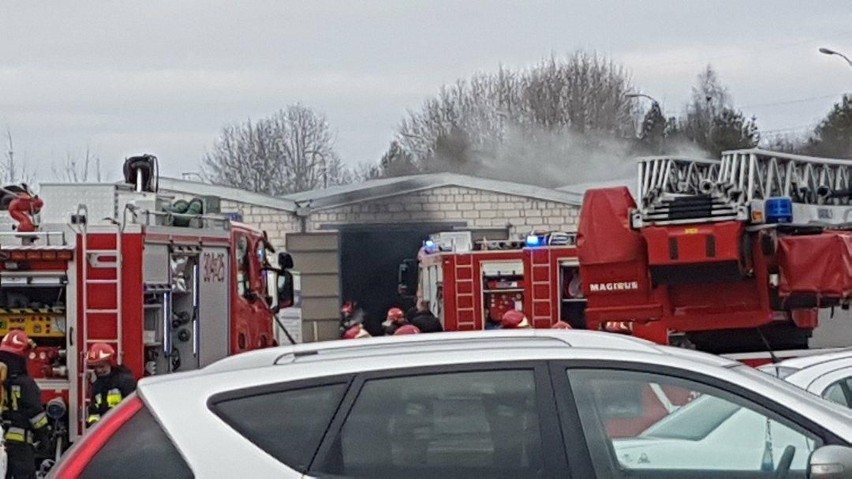 Pożar hali przy ul. Bitwy Białostockiej w Białymstoku....