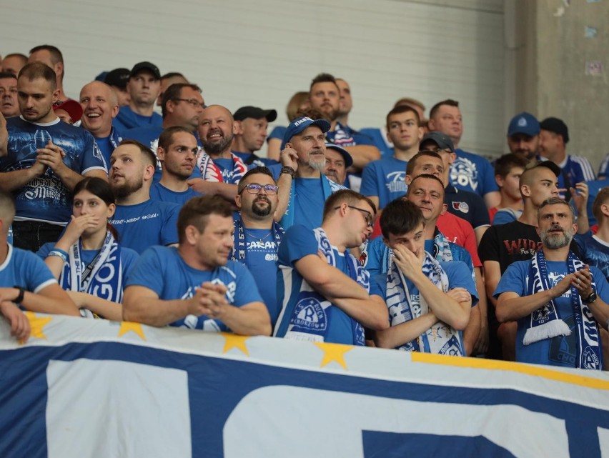 Kibice Niebieskich wspierali swoją drużynę na meczu w...