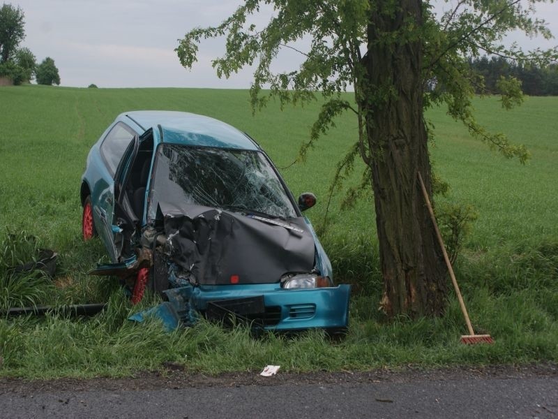 Wpadł hondą w ciągnik. Kierowca trafił do szpitala [zdjęcia]