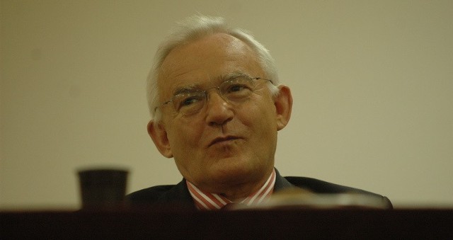 Leszek Miller. Ma 62 lata. Działacz PZPR, lider SLD, dziś Polskiej Lewicy. Premier w latach 2001-2004, poseł od 1991 do 2005 r. Żona Aleksandra, syn Leszek.