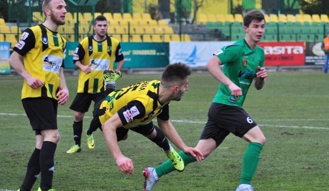 Piłkarze Siarki Tarnobrzeg (w żółto-czarnych strojach) zakończyli sezon 2017/2018 wyjazdowym meczem z Wartą Poznań.
