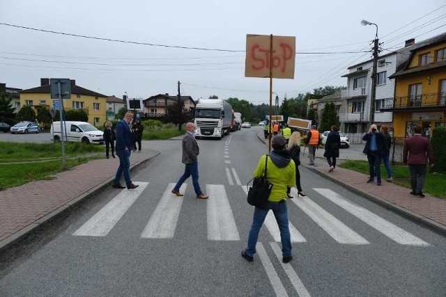 Mieszkańcy Sławkowa wielokrotnie protestowali przeciwko zbyt dużemu obciążeniu lokalnych dróg ciężkim transportem. Budowa łącznika do Euroterminala jest konieczna Przesuń zdjęcia w prawo - wciśnij strzałkę lub przycisk NASTĘPNE