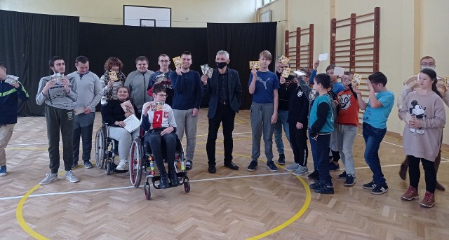 Uczniowie z pionkowskiego Zespołu Szkół podczas akcji „Mamy Niepodległą!”.