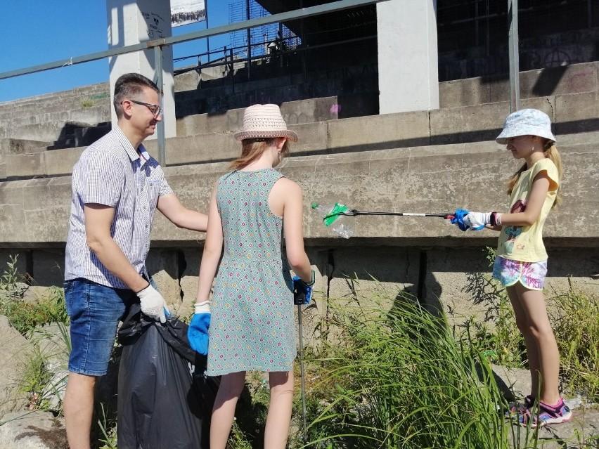 Sprzątanie brzegu Wisły na Bulwarze Filadelfijskim