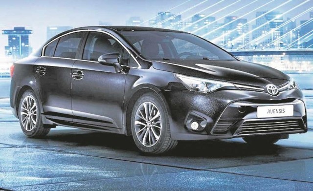 Najnowszą toyotę avensis z rocznika 2015 możemy kupić z upustem sięgającym 21 tysięcy złotych