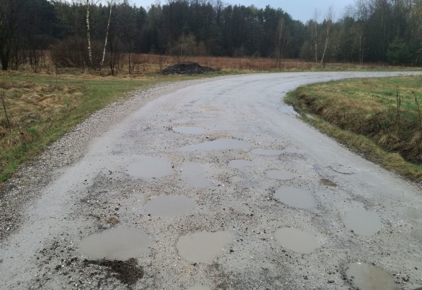 Władzy nie jest po drodze do Wymysłowa... Tragiczny odcinek drogi na granicy dwóch gmin