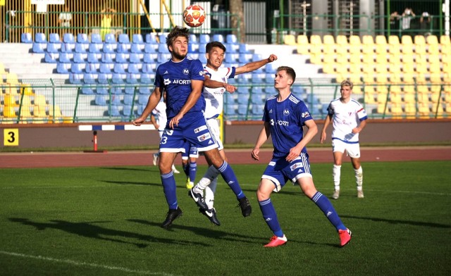 Pomorzanin Toruń wygrał 3:1 z Mieszkiem Gniezno w sobotnim meczu 5. kolejki III ligi. To pierwsza wygrana młodej toruńskiej drużyny, która w bieżącym sezonie jest beniaminkiem na tym szczeblu rozgrywek.Pomorzanin miał wyraźną przewagę w pierwszym kwadransie, co znalazło przełożenie na wynik w 15. minucie, gdy Jakub Sajda uderzeniem głową pokonał Jakuba Woźniaka. Piłkarze Mieszka odpowiedzieli jednak golem już trzy minuty później i - zmotywowani tym trafieniem - ruszyli do dalszego ataku. Był moment, gdy goście mogli nawet prowadzić, ale piłka po jednym ze strzałów odbiła się od poprzeczki.W 69. minucie Pomorzanin odzyskał prowadzenie po bramce Sebastiana Owczarczyka. Wynik ustalił Franciszek Marzec, który dał dobrą zmianę. Rajdy 18-latka na skrzydle mogły się podobać, ale bramkowa akcja wyglądała inaczej - tym razem dośrodkowywał Maksymilian Boczek, a Marzec główkował i wykończył całą akcję.- Dałem z siebie wszystko. Jesteśmy młodym zespołem. Każdemu się chce i każdy daje z siebie sto procent. Wiedziałem, że wejdę na boisko i cieszę się, że strzeliłem bramkę - powiedział Marzec po meczu. Pokonując Mieszka Pomorzanin powiększył swój dorobek do czterech punktów. - Było widać, że mamy dość dużą przewagę - powiedział trener Łukasz Jankowski. - Chcieliśmy więcej utrzymywać się przy piłce i w tym spotkaniu było to widoczne. W składzie są nowi zawodnicy, który dodają nową jakość dla drużyny.Dobrze oceniam ich występ. Wiktor Babiński i Patryk Straszewski w swoim pierwszym meczu dali zespołowi to, na co liczyliśmy, czyli zabezpieczenie lewej strony oraz utrzymanie piłki z przodu. Było to widać za każdym razem, gdy byli przy piłce - powiedział Jankowski.Pomorzanin Toruń – Mieszko Gniezno 3:1 (1:1)1:0 Sajda (15), 1:1 Hoffmann (18) 2:1 Owczarczyk (69), 3:1 Marzec (90+2)