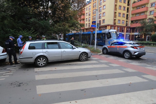 Zderzenie samochodu osobowego z tramwajem na ul. Hubskiej we Wrocławiu 9.10.2023