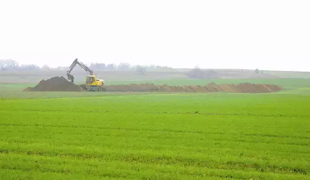 Roboty ziemne w pobliżu Żelaza, które niepokoją mieszkańców wsi. 