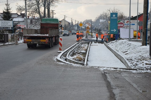 W piątek drogowcy, korzystając z odwilży, zaczęli pierwsze prace przy budowie chodnika – przygotowali miejsce pod jego położenie.