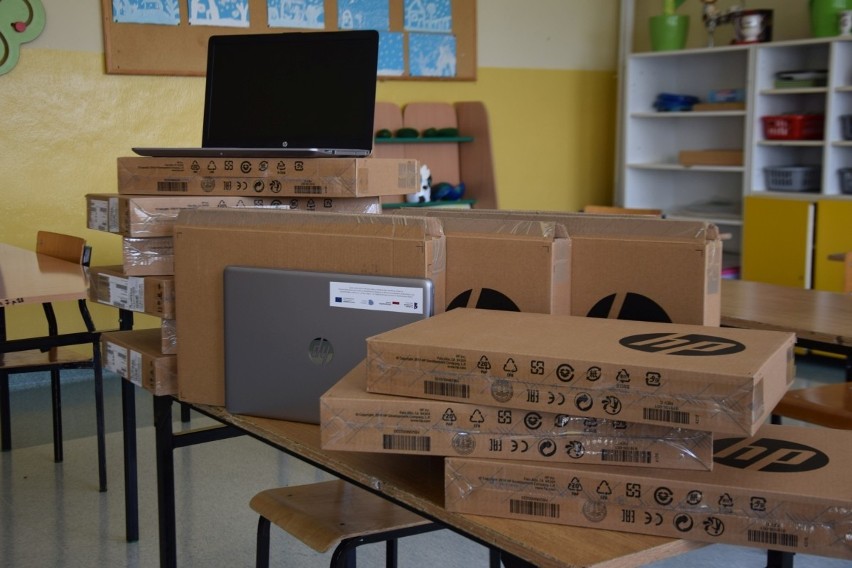 Nowe laptopy dla uczniów i nauczycieli szkoły w Gowarczowie [ZDJĘCIA]