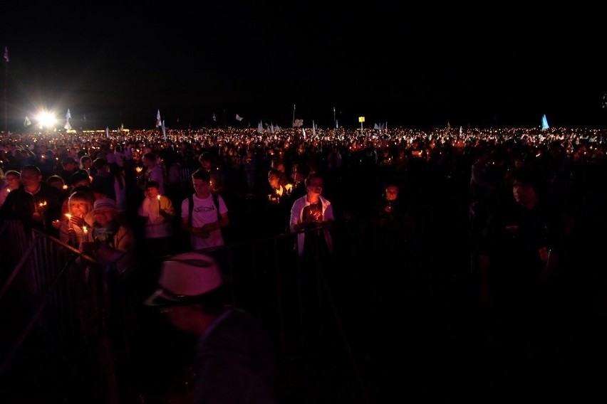 Lednica 2016: Tysiące młodych modli się przed Bramą-Rybą