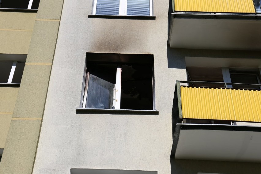 Pożar mieszkania przy ul. Pozytywistów. Poszkodowane zostały trzy osoby, w tym interweniujący policjant