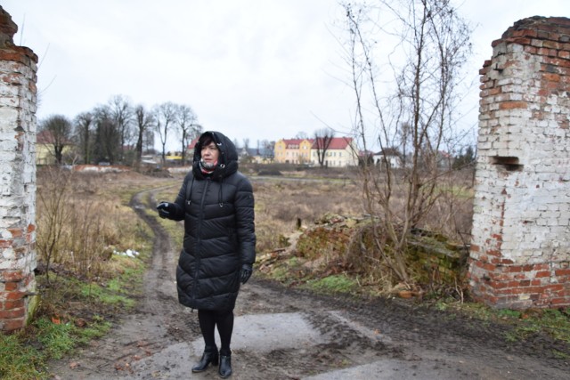 – Mamy pusty plac w środku miasta – pokazuje Grażyna Gradowska