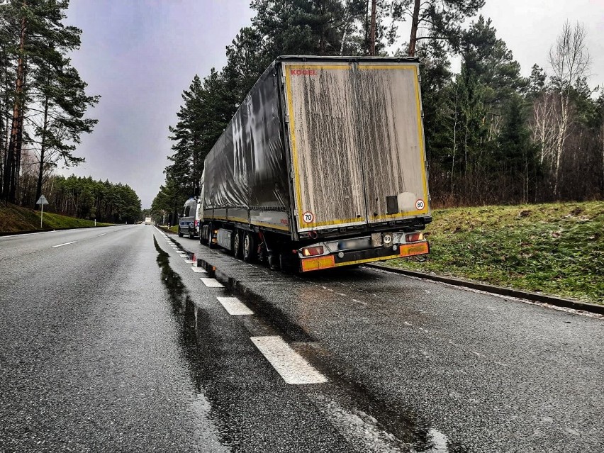 Krasne Folwarczne. Załadowany tir jechał DK 8 mocno przechylony. Okazało się, że nie ma koła! 