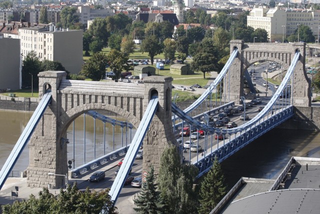 Most Grunwaldzki jest jednym z najbardziej charakterystycznych przepraw we Wrocławiu i ma długość 126,6 metrów. Na terenie miasta są jednak przeprawy o wiele dłuższe. Jakie? Zobacz ranking w galerii - kliknij w zdjęcie i posługuj się strzałkami lub gestami, aby przejść dalej.