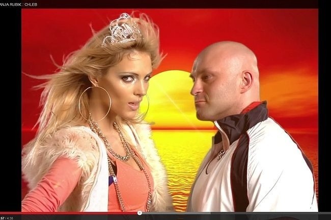 Anja Rubik w teledysku "Chleb" (fot. screen z youtube.com)