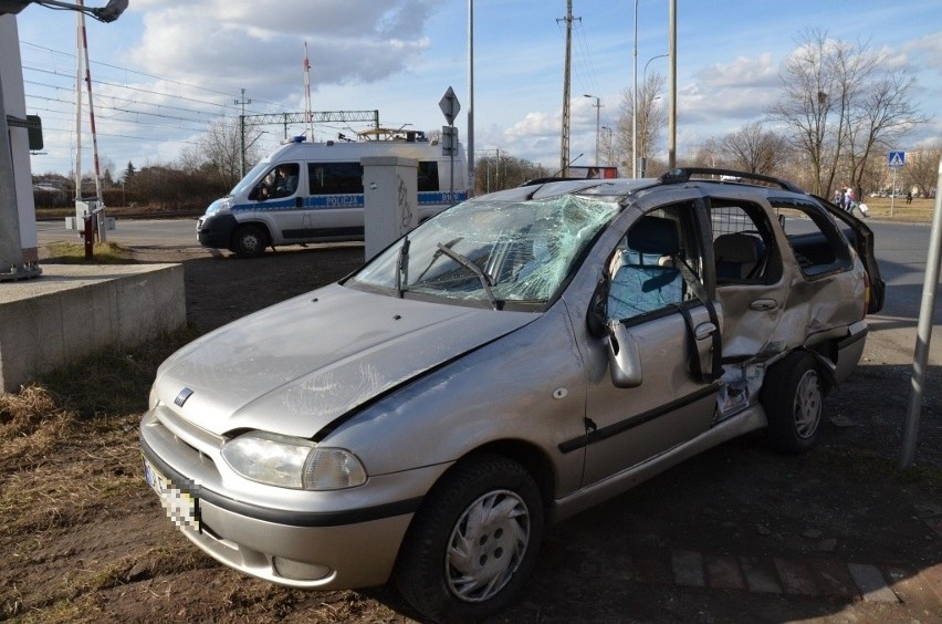 Wrocław: Wypadek na Balonowej. Jedno z aut dachowało (ZDJĘCIA)