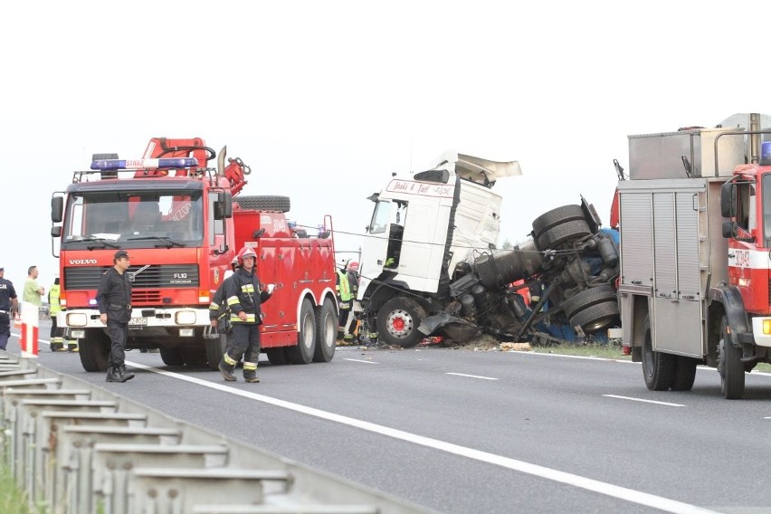 Karambol na A4: Ciężarówka staranowała 10 samochodów. Cztery osoby nie żyją (ZDJĘCIA, FILMY)