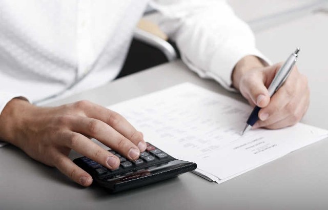 Odprowadzenie podatku od darowizny często wymaga co najmniej kalkulatora i kartki papieru