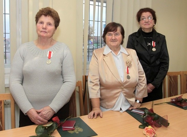 W czwartek panie (od lewej): Marianna Król, Jadwiga Piwońska i Gabriela Rychlicka, odebrały srebrne medale za zasługi dla obronności kraju.