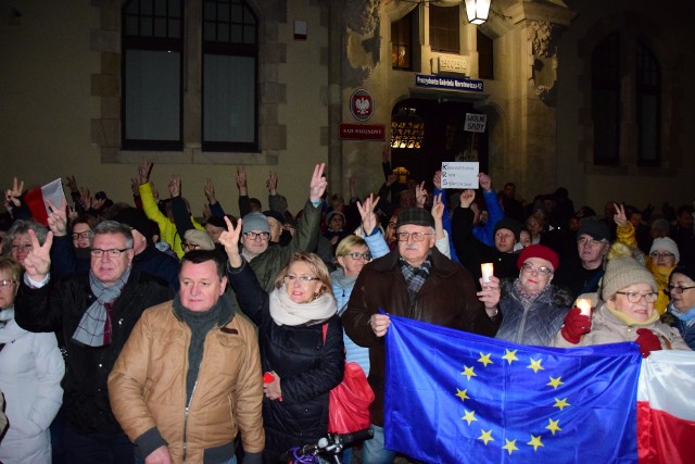 Dziś w wielu miastach całego kraju odbywają się protesty w obronie wolnych sądów. Dołączył do nich również Inowrocław. Na spotkaniu pod Sądem Rejonowym pojawiło się około 150 mieszkańców. Był to najliczniejszy, jak dotąd, inowrocławski protest organizowany w obronie polskich sądów.  "Konstytucja! Konstytucja!", "Wolne sądy!", "Wolna Polska!" - skandowali protestujący.- W naszym kraju niszczone jest niezależne sądownictwo. Rządząca partia zapowiada represje wobec sędziów, które jak widzimy już teraz mają miejsce - przekonywał Patryk Kaźmierczak, radny Platformy Obywatelskiej, jeden z organizatorów protestu pod sądem i kontynuował: - Jesteśmy tu dziś razem w obronie wolności. Nasza obecność to obrona najbardziej elementarnej zasady państwa prawa, obrona Polek i Polaków przed wszechwładnym państwem. Protestujemy w obronie dorobku 30 lat polskiej demokracji. Nie godzimy się na łamanie zasady trójpodziału władzy. Nie godzimy się na represje wobec sędziów stosujących przepisy prawa europejskiego. Solidarnie stajemy dziś w obronie niezawisłości polskich sędziów, w obronie fundamentalnych zasad demokratycznego państwa prawa. W obronie prawa każdej i każdego z nas do niezależnego, niezawisłego i wolnego od politycznego wpływu sądu.