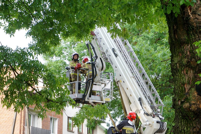 Interwencja strażaków na ul. Wyspiańskiego w Lublinie po uderzeniu pioruna. Zobacz zdjęcia