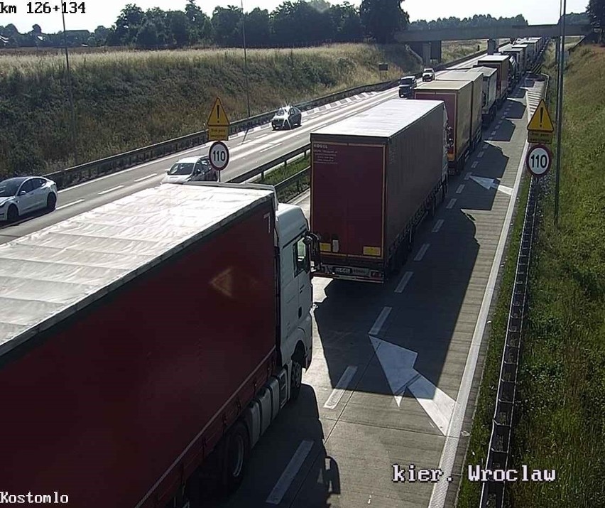 Korki na A4 w stronę Wrocławia po wypadku motocyklisty
