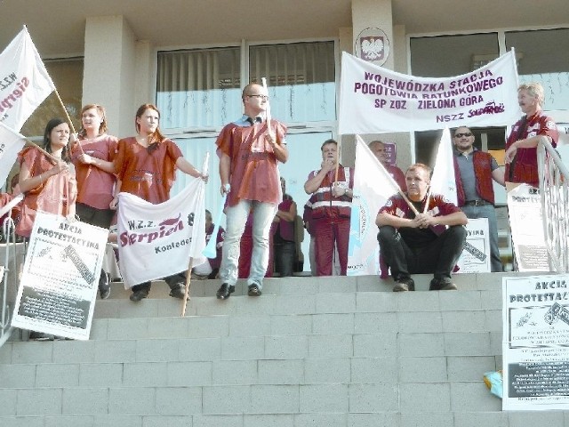 Przed Urząd Marszałkowski protestujący przynieśli m.in. flagi z logo Solidarności i kartonowe nekrologi informujące o tym, że po połączeniu ze szpitalem pogotowie czeka śmierć.