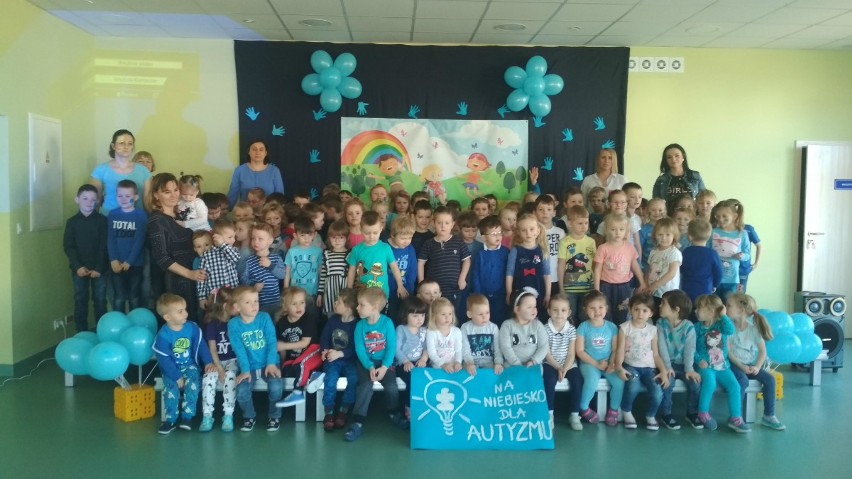Zagościły niebieskie serduszka - w Przedszkolu Samorządowym we Włoszczowie solidaryzowali się z chorymi na autyzm (ZDJĘCIA)