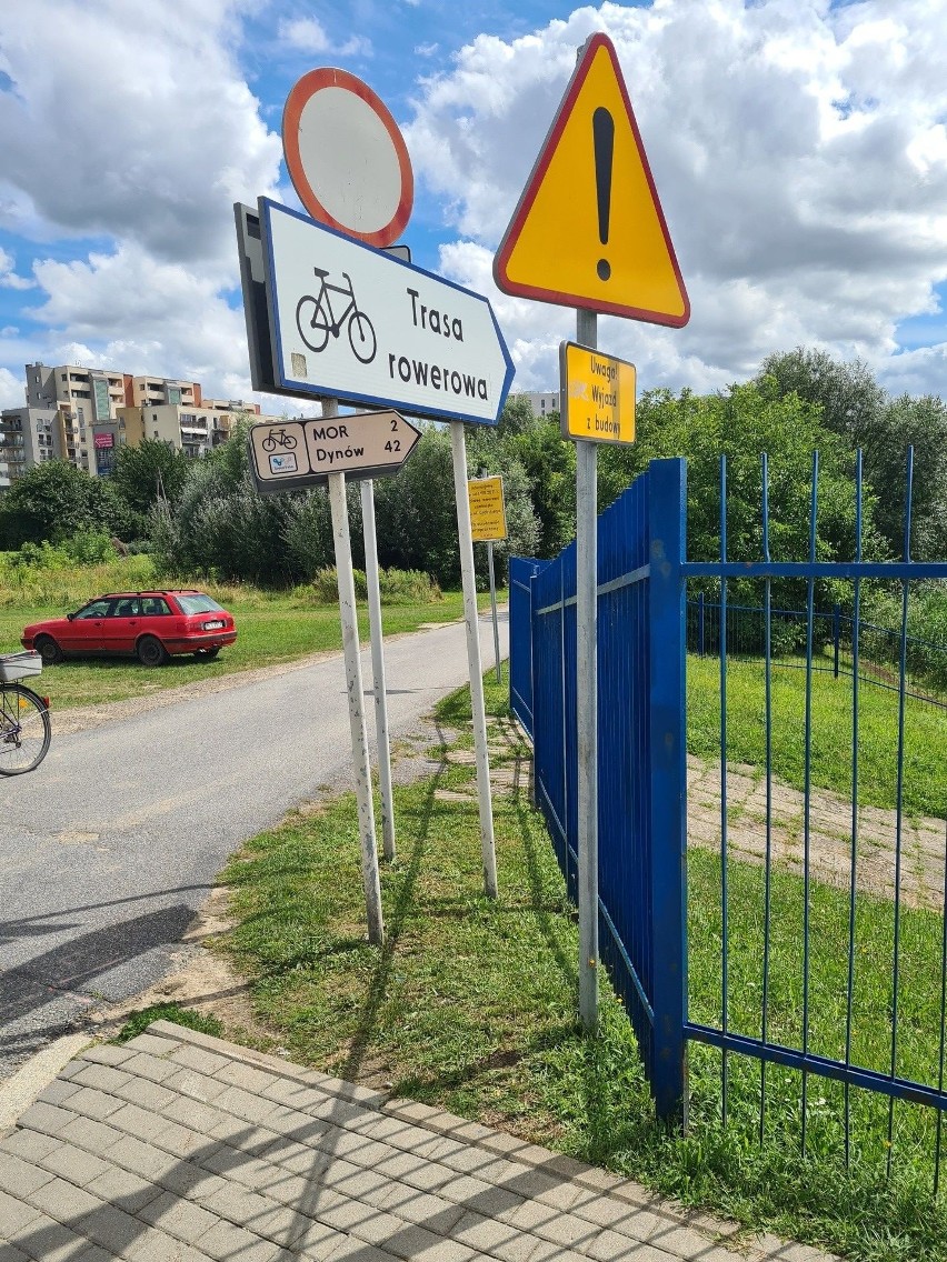 Taki znak stanął przy ścieżce rowerowej obok Powstańców...