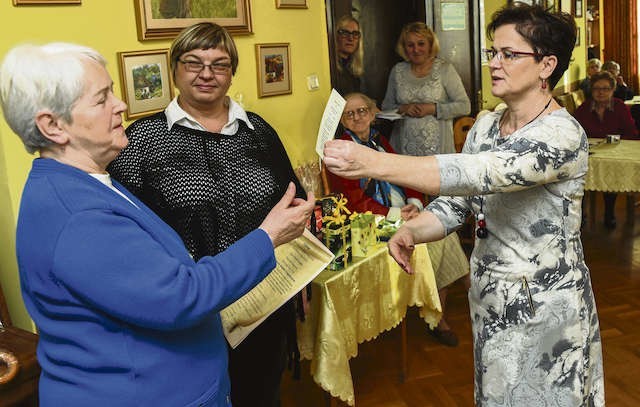 Mistrzyni Urszula Guzek odbiera gratulacje z rąk Anny Kordowskiej (z prawej) i Iwony Małek-Skrzyneckiej